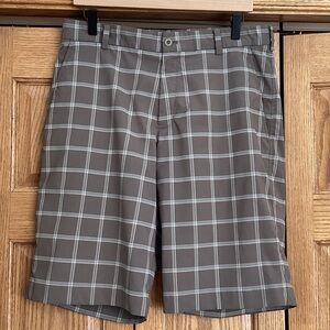 Nike golf brown Plaid Men's Shorts. Size 32